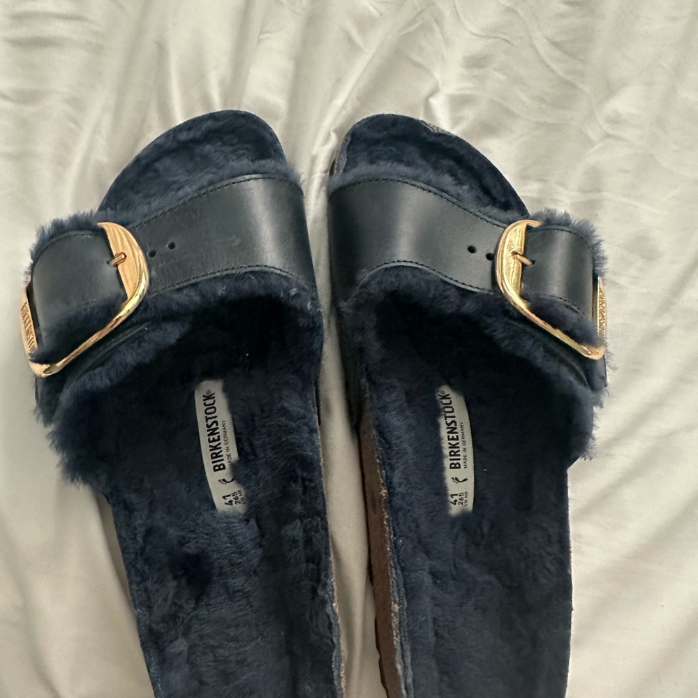 Madrid big buckle shearling